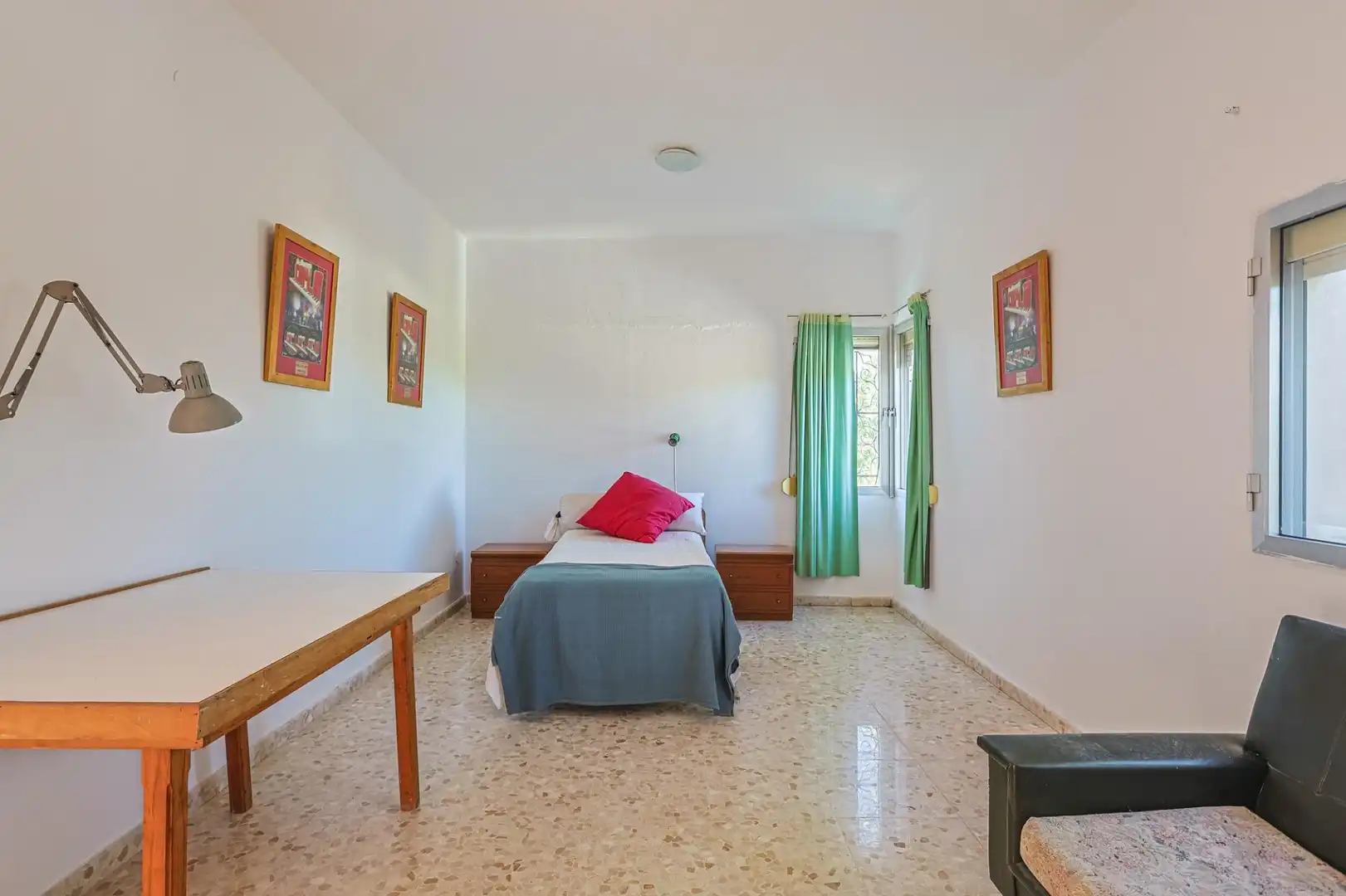 Dormitori de Casa o xalet en venda en Sanlúcar la Mayor amb Aire condicionat i Piscina