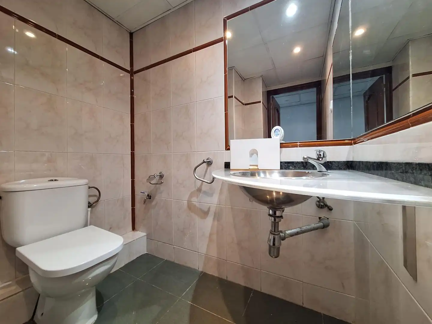 Bathroom of Office for rent in Barberà del Vallès  with Air Conditioner, Heating and Storage room