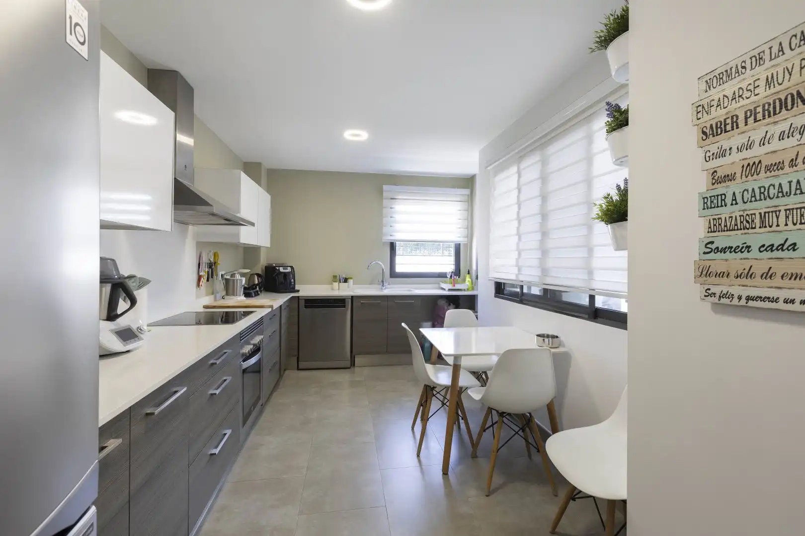Cocina de Casa adosada en venta en San Antonio de Benagéber con Aire acondicionado, Calefacción y Terraza