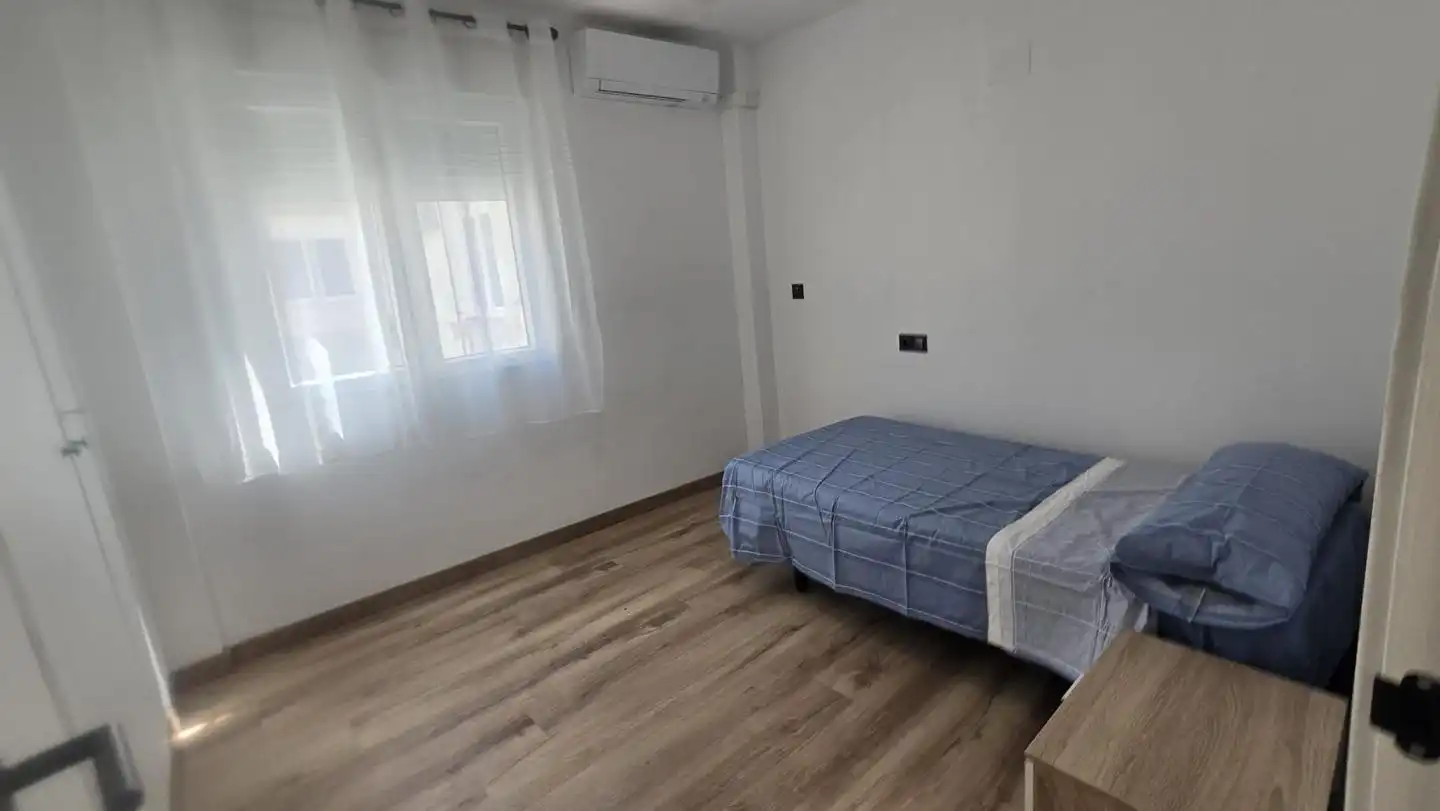 Schlafzimmer von Wohnung zur Miete in Gandia mit Klimaanlage, Terrasse und Möbliert