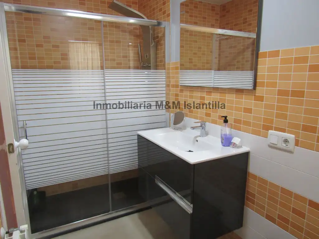 Baño de Casa adosada en venta en Islantilla con Jardín privado, Terraza y Amueblado