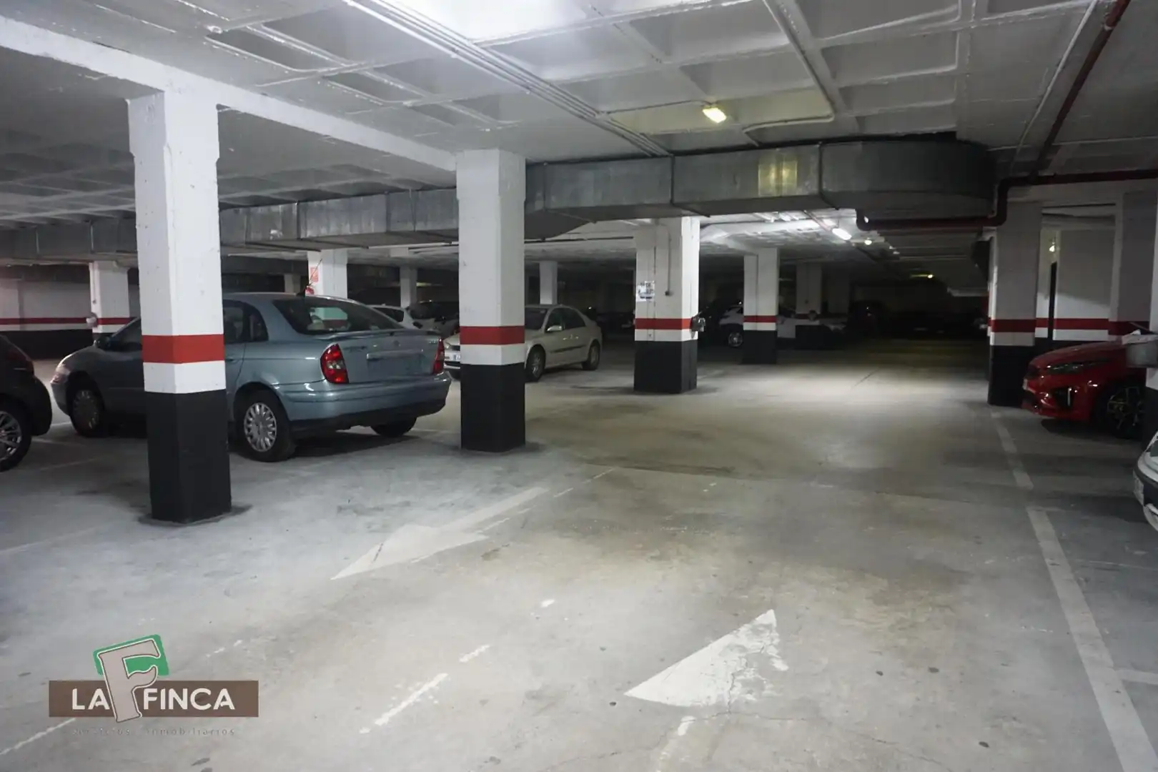 Aparcament de Pis en venda en Oviedo  amb Calefacció, Parquet i Terrassa