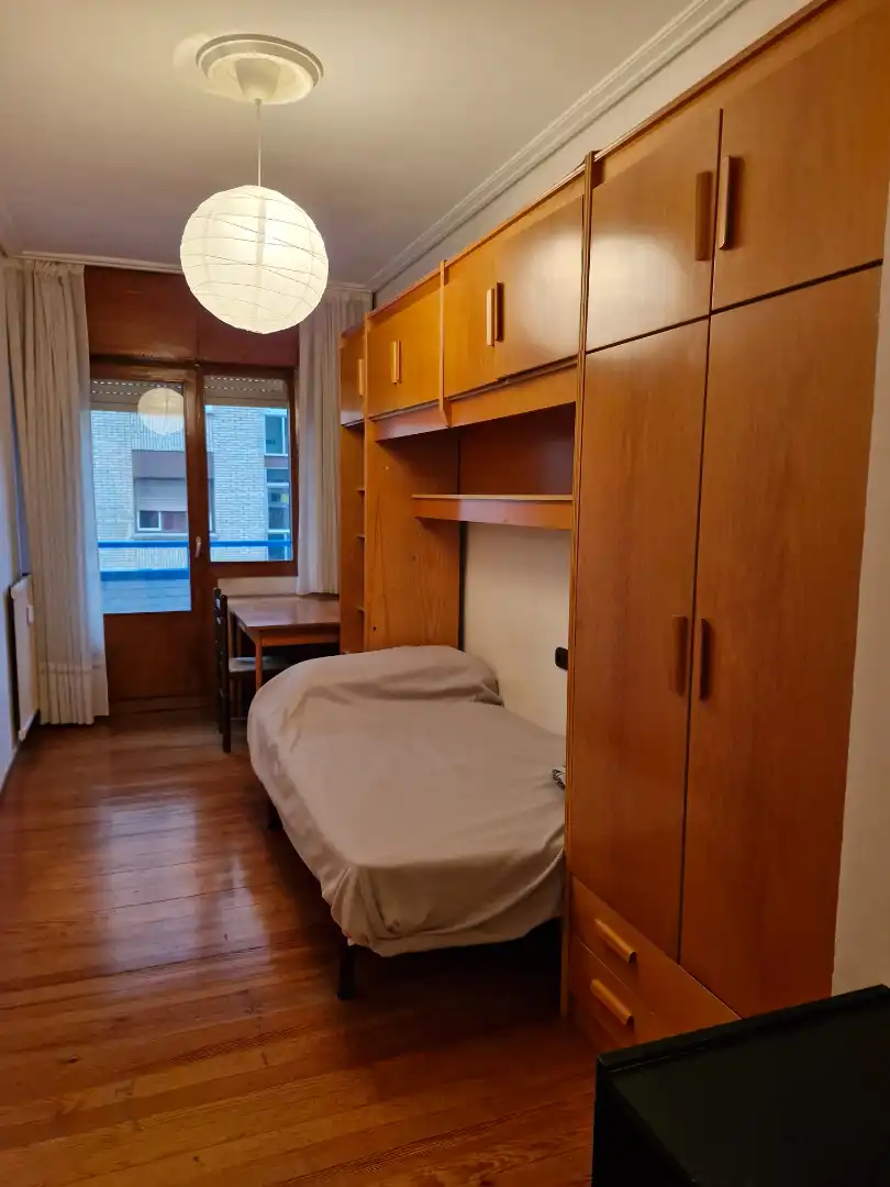 Habitación de Piso de alquiler en Vitoria - Gasteiz con Calefacción, Parquet y Amueblado