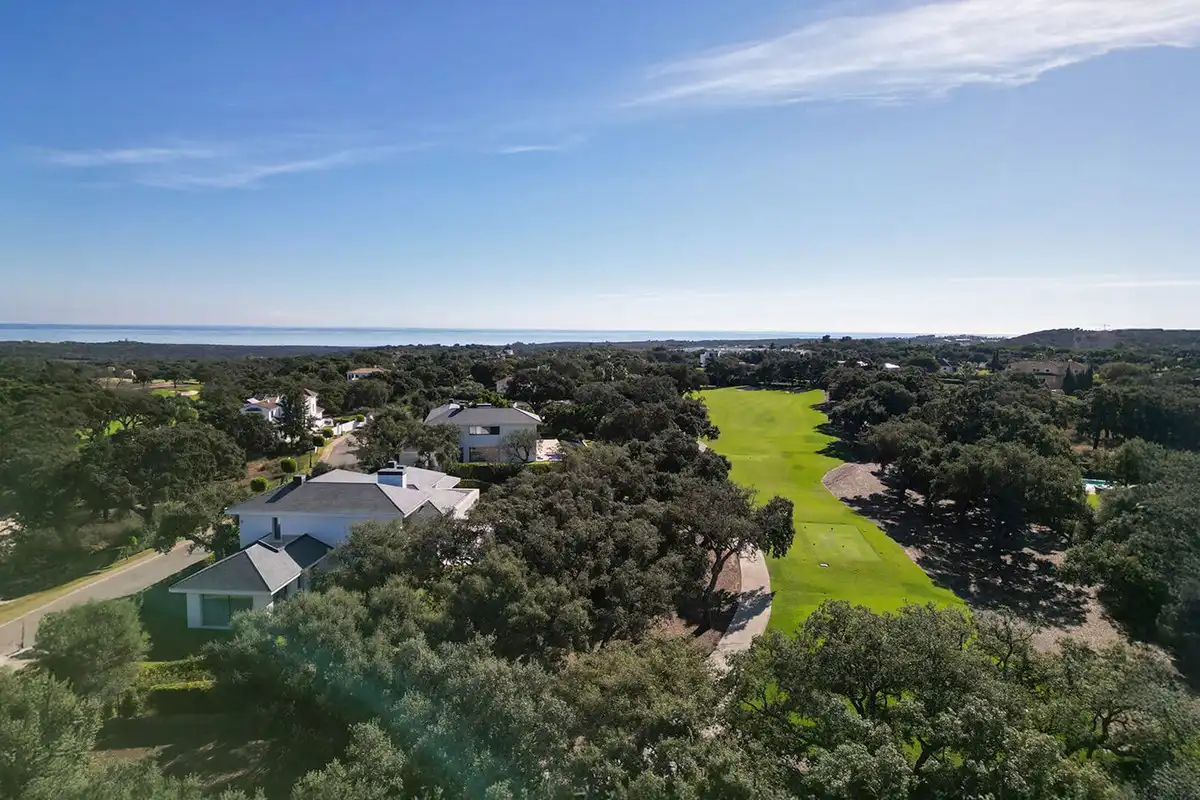 Vista exterior de Casa o xalet en venda en Sotogrande amb Aire condicionat, Jardí privat i Terrassa