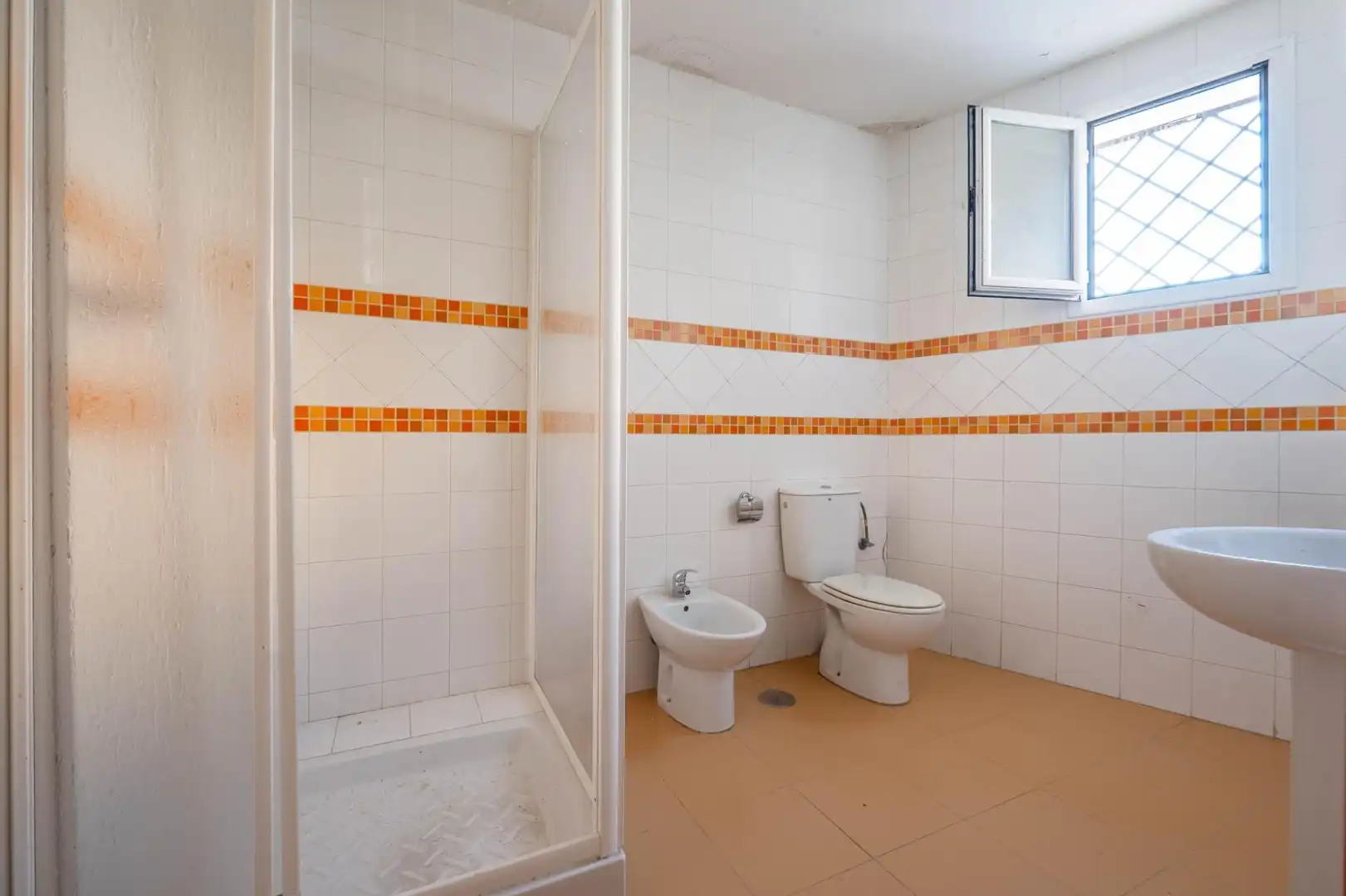 Baño de Casa adosada en venta en Cenes de la Vega con Aire acondicionado, Calefacción y Jardín privado