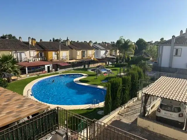 Vista exterior de Casa adosada en venda en Córdoba amb Aire condicionat, Terrassa i Traster