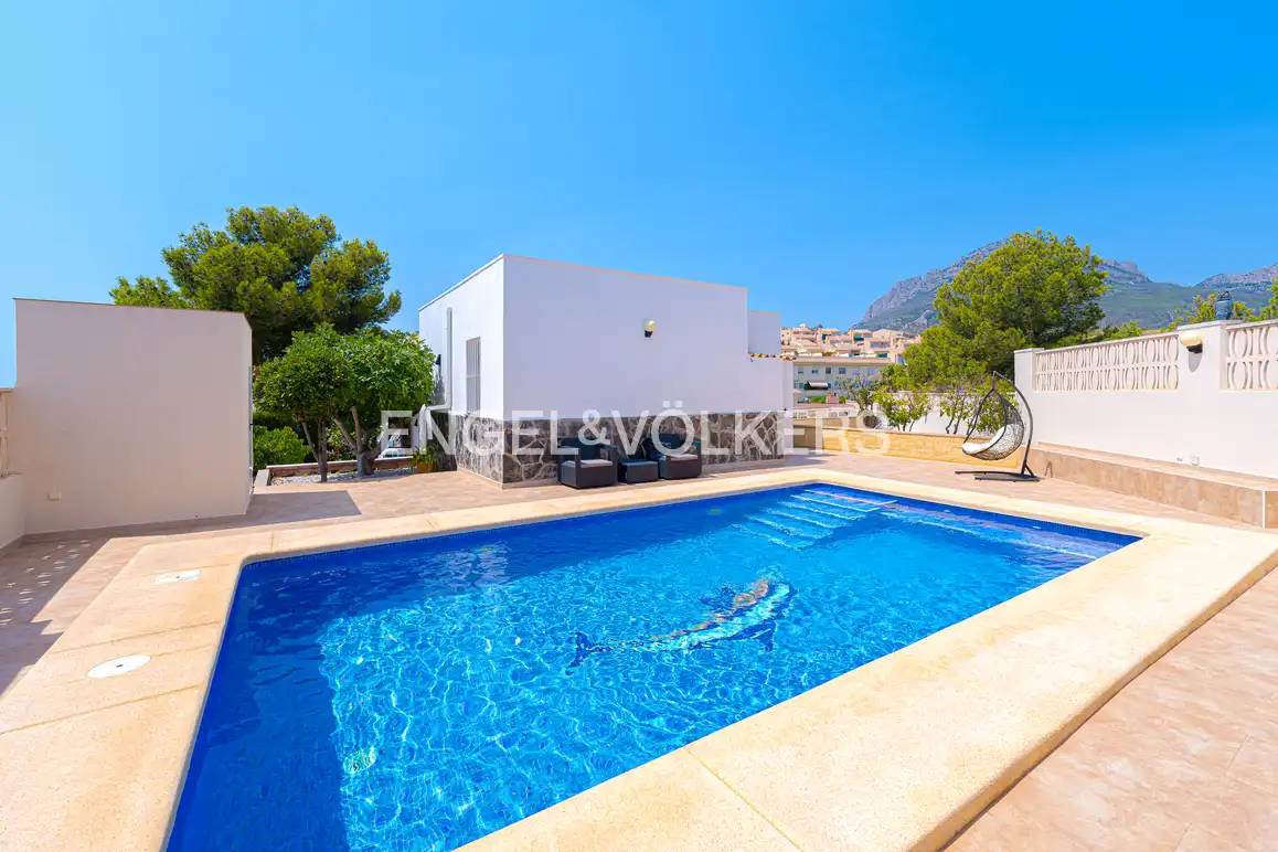Vista exterior de Casa o chalet en venta en La Nucia con Aire acondicionado, Jardín privado y Piscina