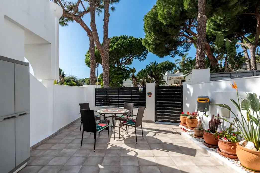 Terrasse von Einfamilien-Reihenhaus zum Verkauf in Marbella mit Klimaanlage, Terrasse und Möbliert