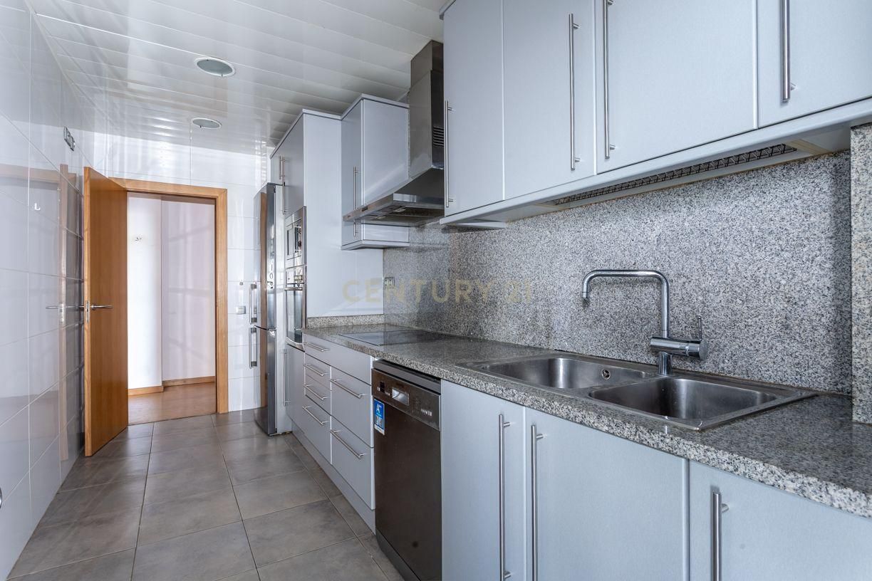 Cuina de Apartament en venda en Badalona amb Jardí privat, Piscina i Balcó