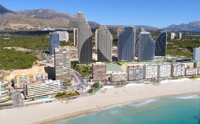 Vista exterior de Pis en venda en Benidorm amb Aire condicionat, Terrassa i Piscina