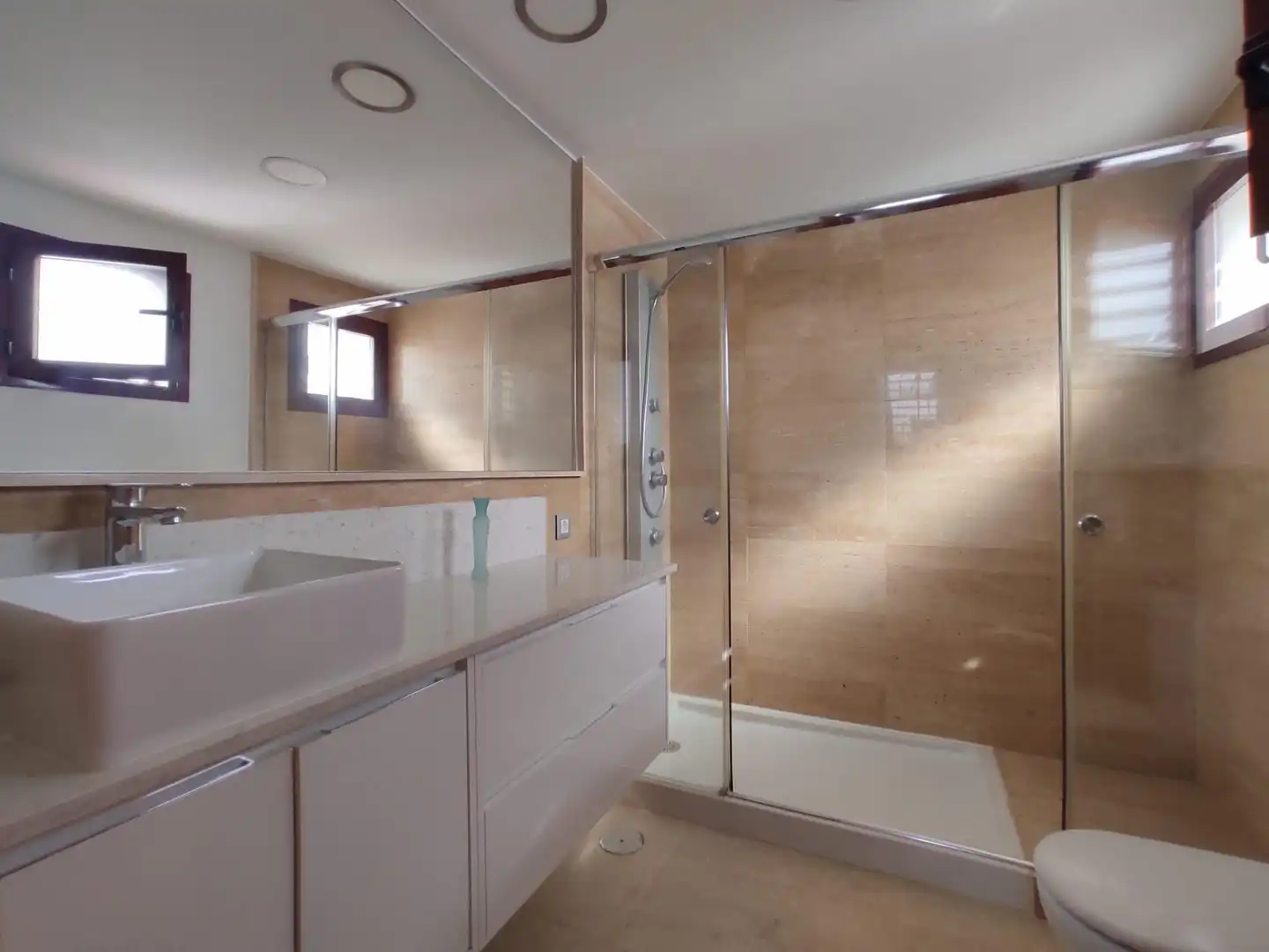 Baño de Casa o chalet de alquiler en Montequinto con Aire acondicionado, Calefacción y Jardín privado