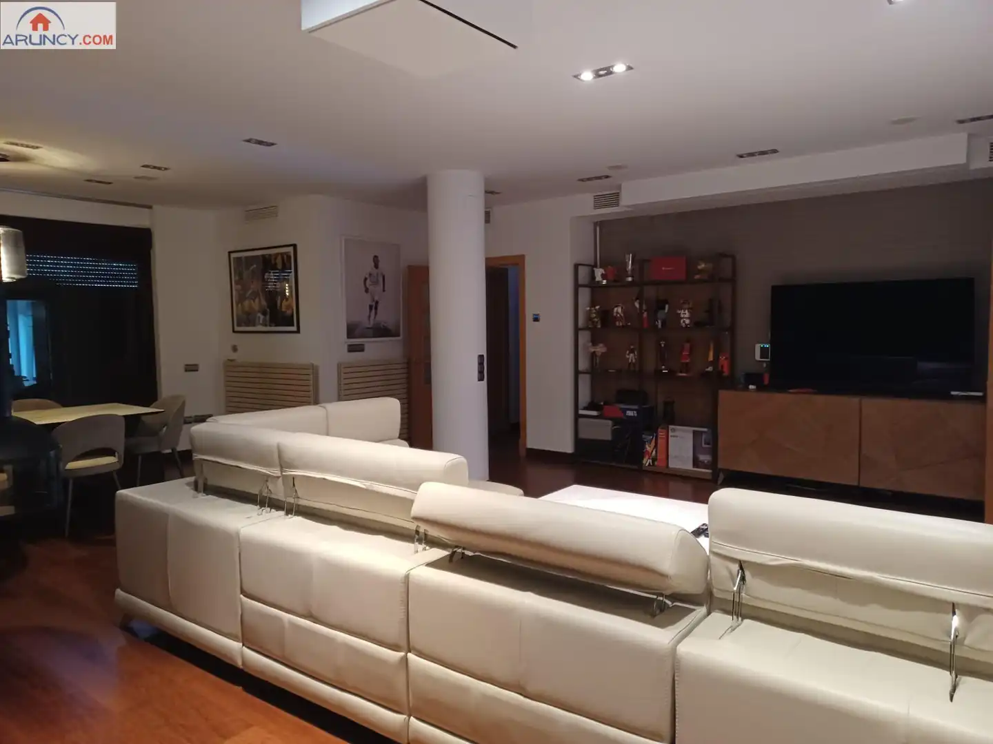 Sala d'estar de Casa o xalet en venda en Alcalá de Guadaira amb Aire condicionat, Jardí privat i Traster