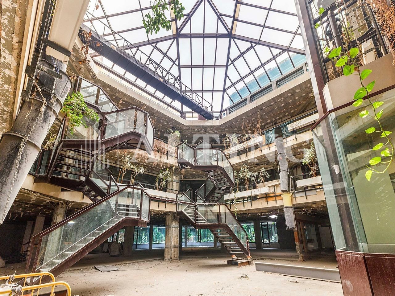 Gebaude zur Miete in Calle de Calàbria, La Nova Esquerra de l'Eixample