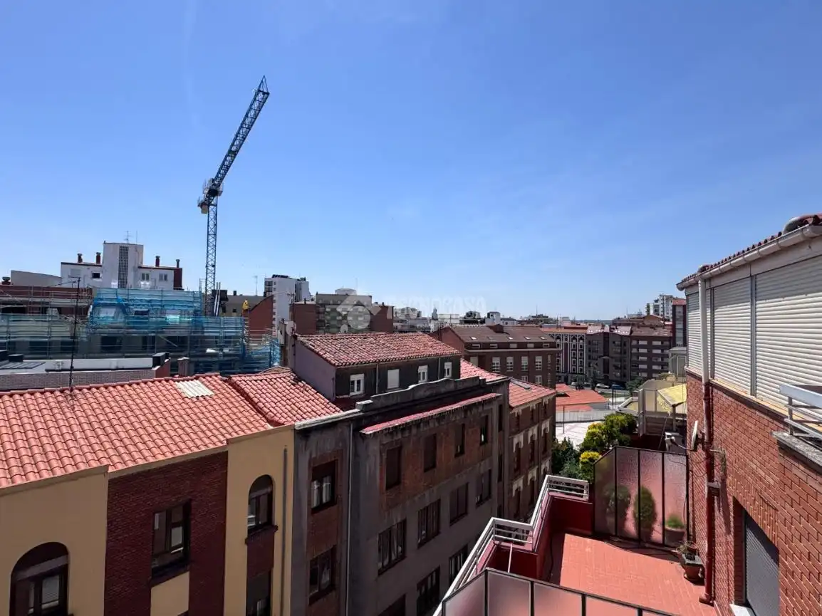 Vista exterior de Piso en venta en León Capital  con Calefacción y Parquet