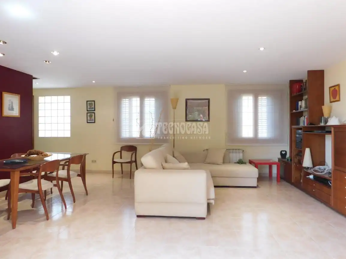 Sala d'estar de Casa o xalet en venda en El Pla del Penedès amb Aire condicionat, Calefacció i Jardí privat