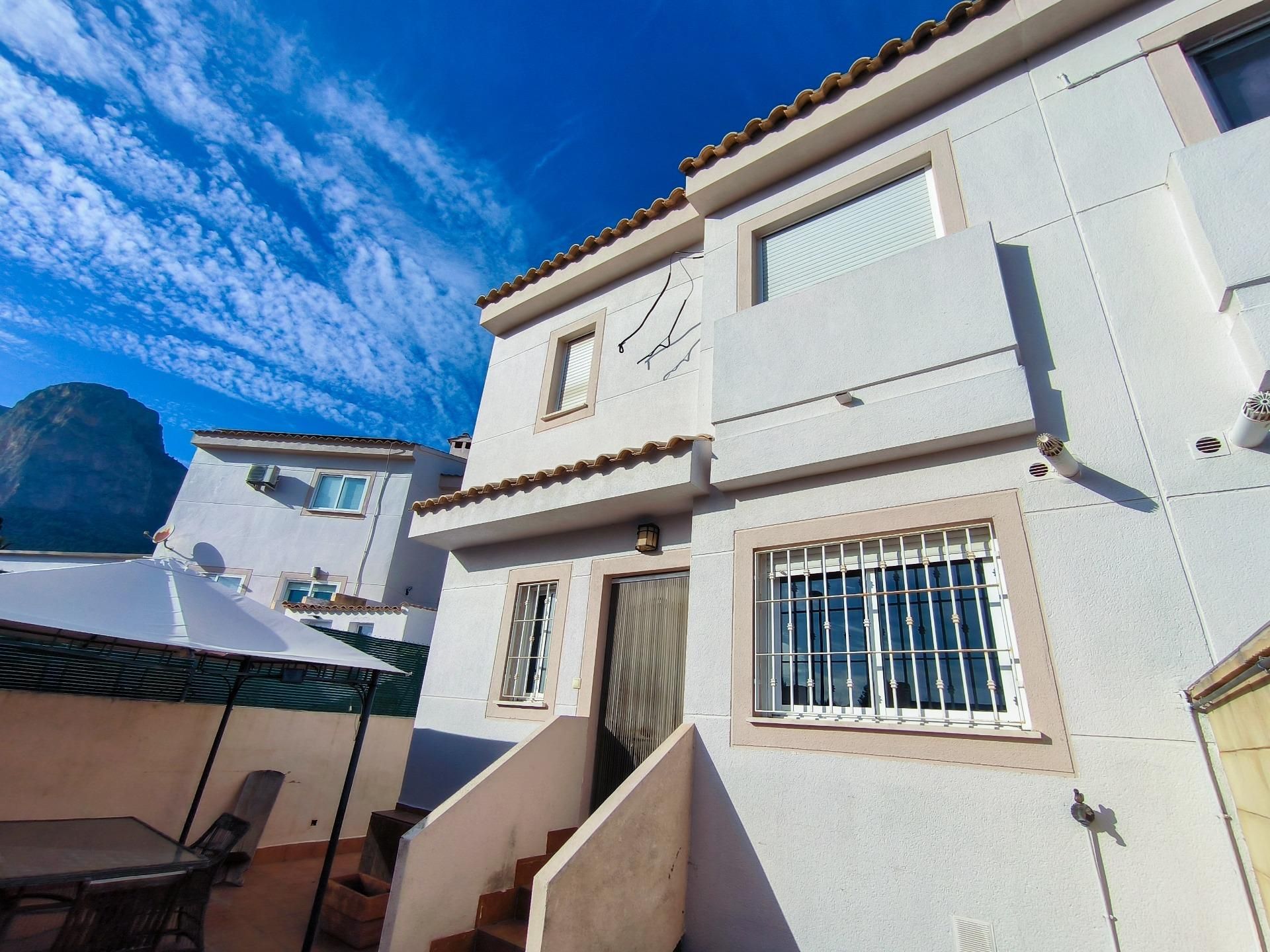 Vista exterior de Casa adosada en venda en Polop amb Calefacció, Terrassa i Piscina comunitària
