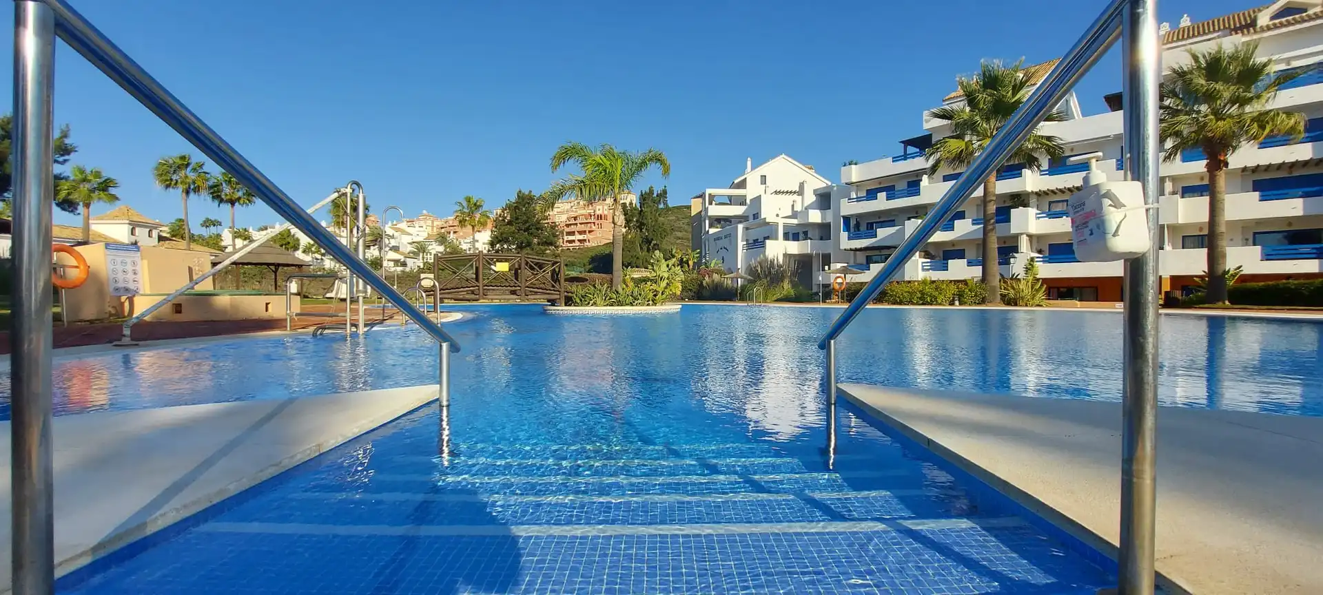Piscina de Apartament en venda en Manilva amb Piscina