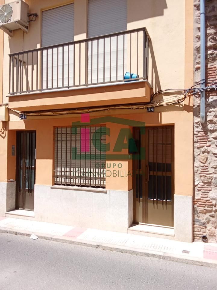 Vista exterior de Casa o xalet en venda en Arroyo de la Luz amb Calefacció i Traster