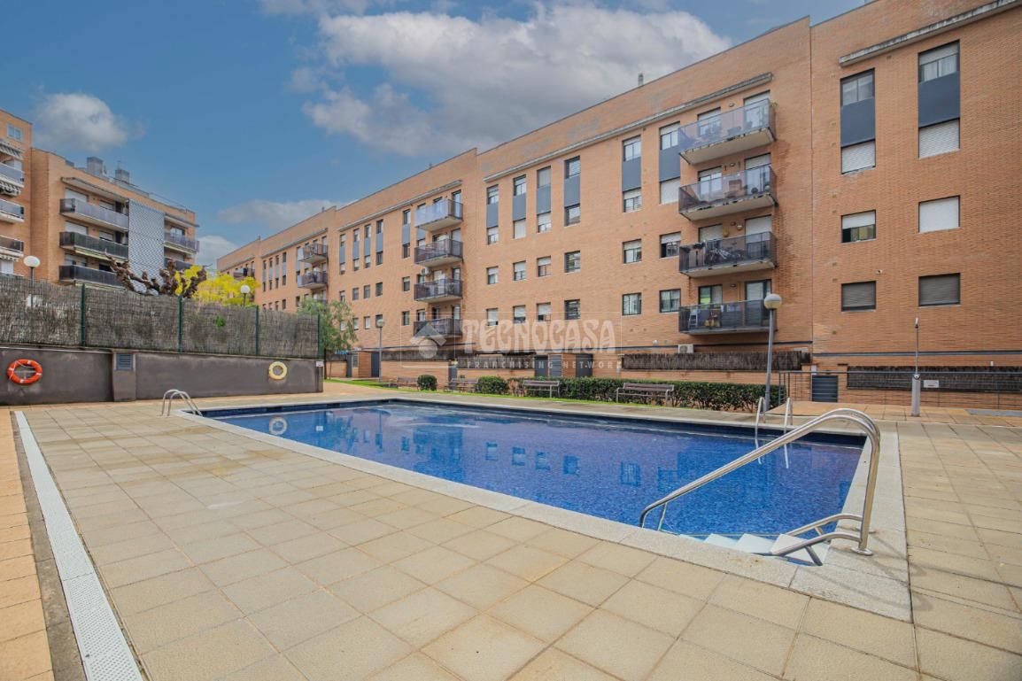 Piscina de Pis en venda en Ripollet amb Aire condicionat, Terrassa i Piscina comunitària