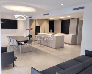 Cuina de Pis de lloguer en Girona Capital amb Aire condicionat, Calefacció i Terrassa