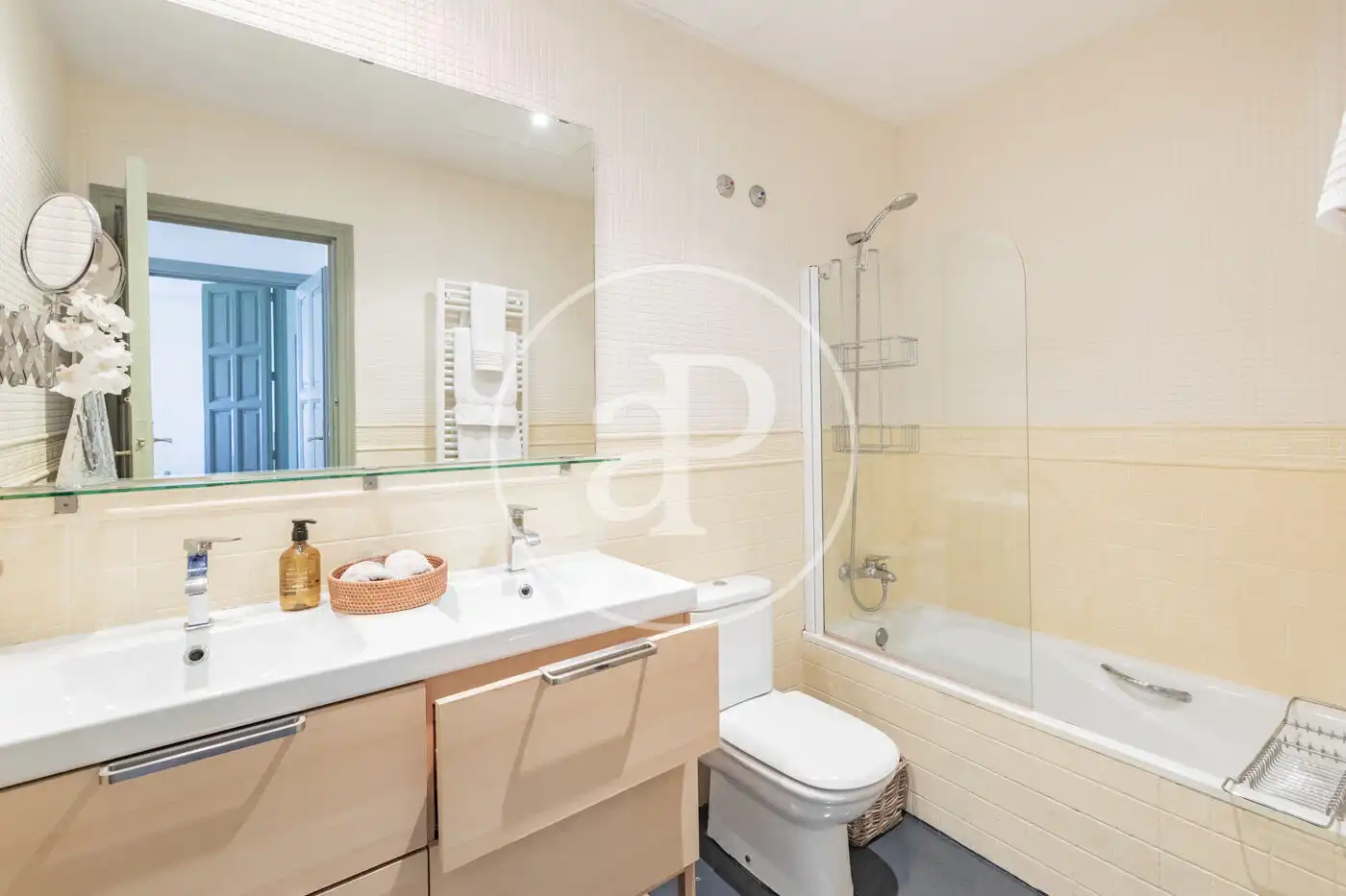 Flat for rent in C. de Moreto, Jerónimos