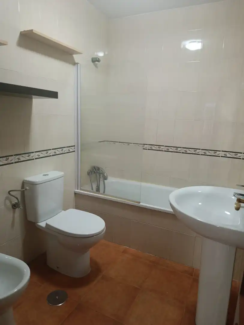 Baño de Piso de alquiler en Dos Hermanas con Aire acondicionado, Terraza y Amueblado