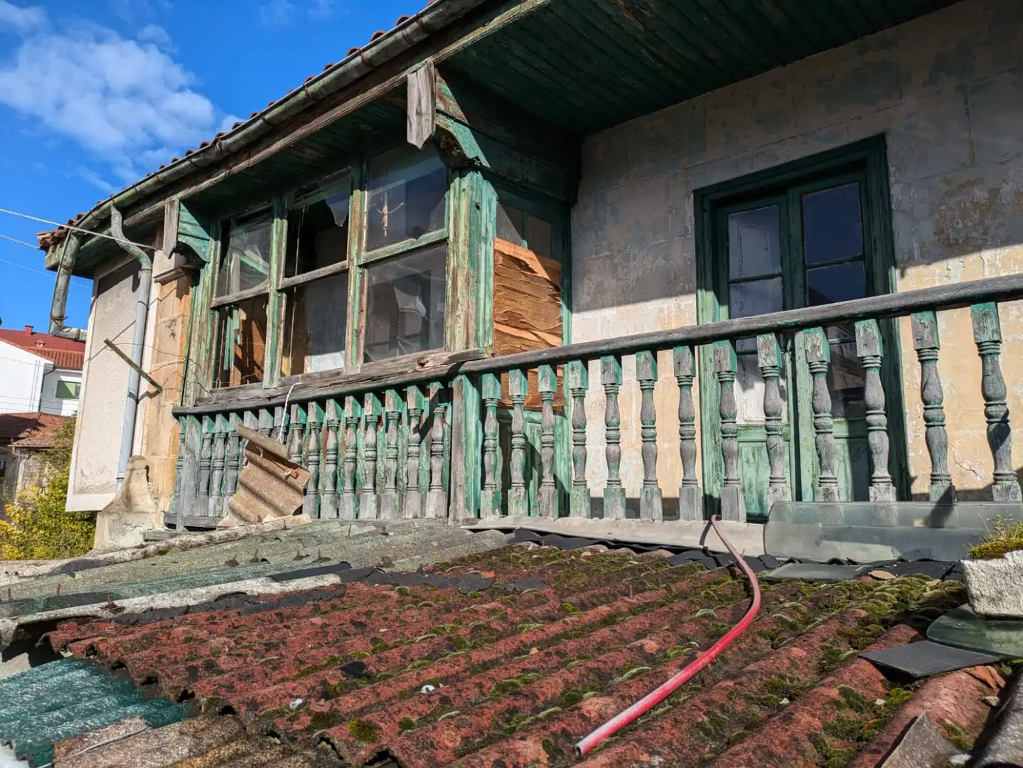 Außenansicht von Einfamilien-Reihenhaus zum Verkauf in Los Corrales de Buelna  mit Privatgarten