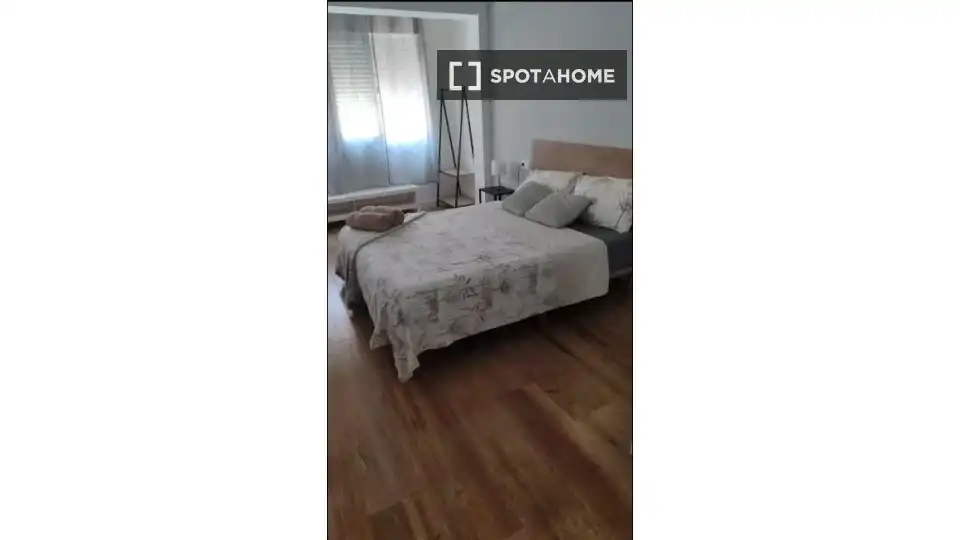Habitación de Piso de alquiler en Valencia con Aire acondicionado, Calefacción y Amueblado