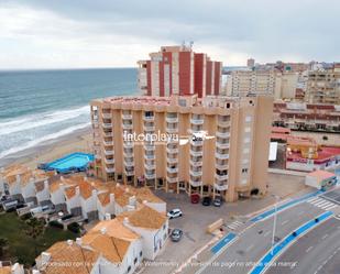 Vista exterior de Apartament en venda en La Manga del Mar Menor amb Moblat, Balcó i Piscina comunitària