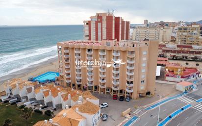 Vista exterior de Apartament en venda en La Manga del Mar Menor amb Moblat, Balcó i Piscina comunitària