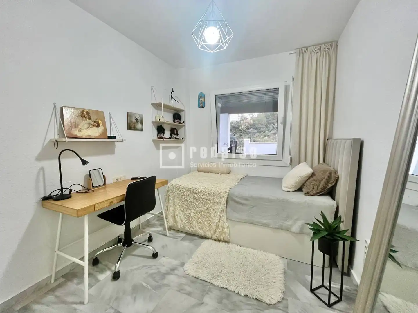 Schlafzimmer von Dachboden zum Verkauf in Benalmádena mit Klimaanlage, Heizung und Privatgarten