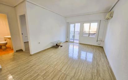 Living room of Flat for sale in  Valencia Capital  with Air Conditioner and Balcony