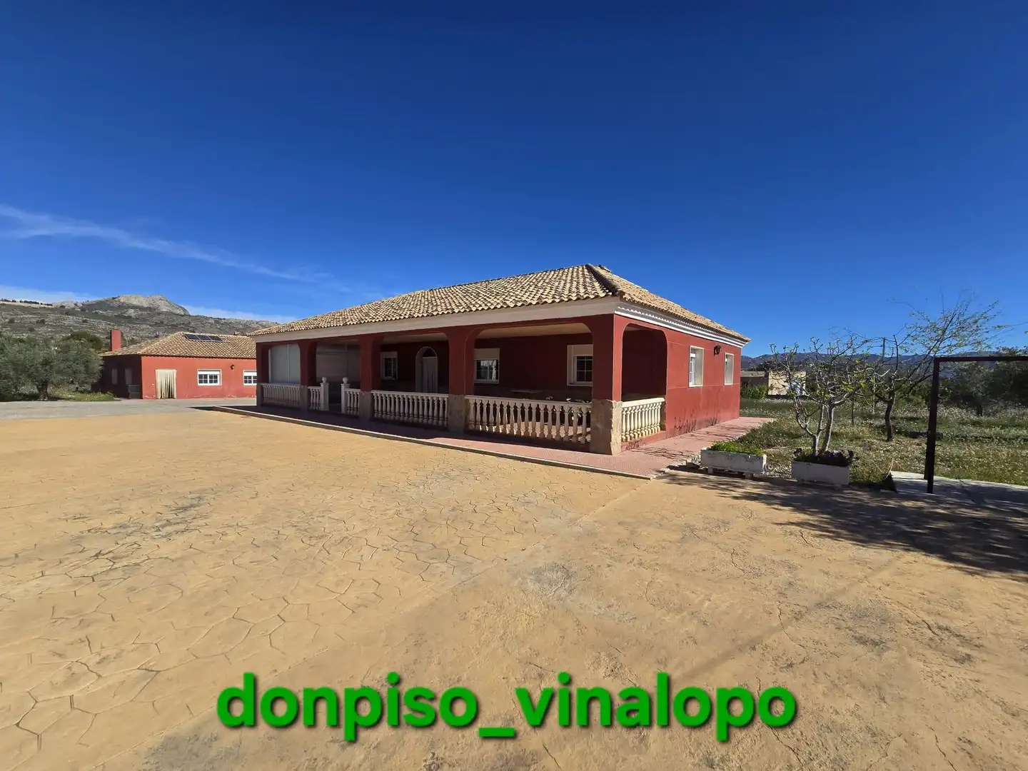 Vista exterior de Finca rústica en venda en Elda amb Calefacció i Piscina
