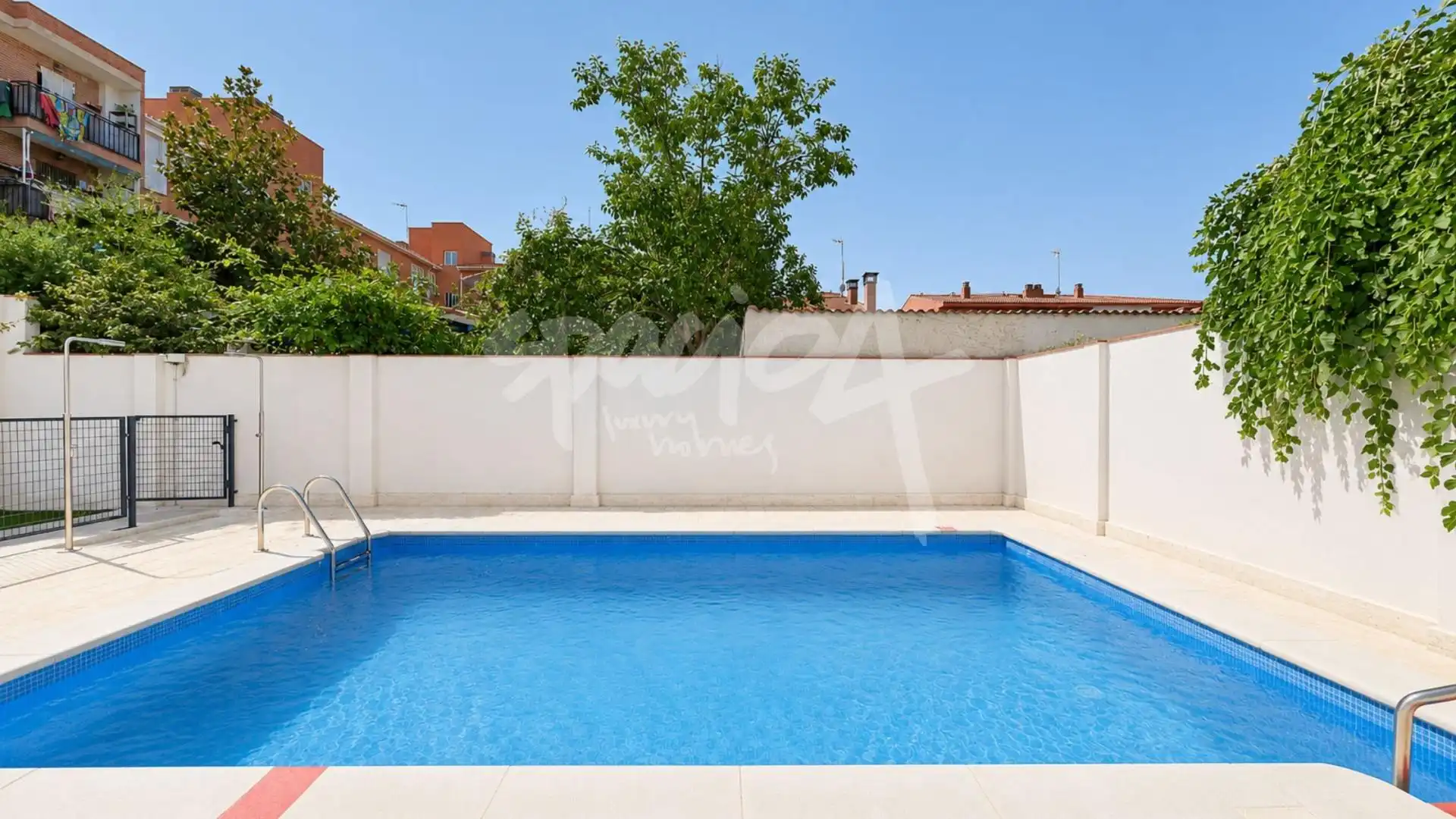 Piscina de Loft en venta en Madrid con Calefacción, Jardín privado y Piscina comunitaria