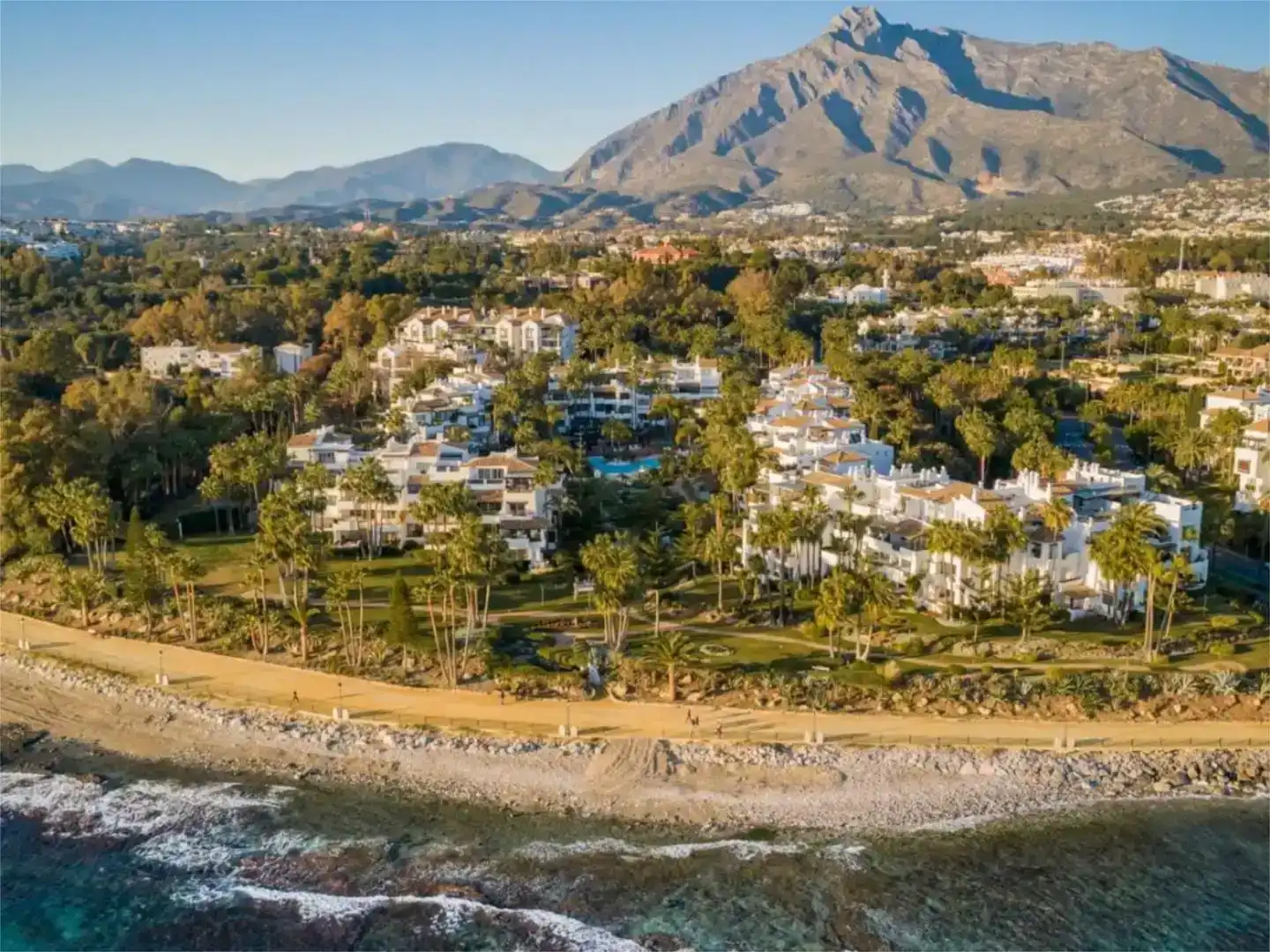 Vista exterior de Casa o xalet en venda en Marbella amb Aire condicionat