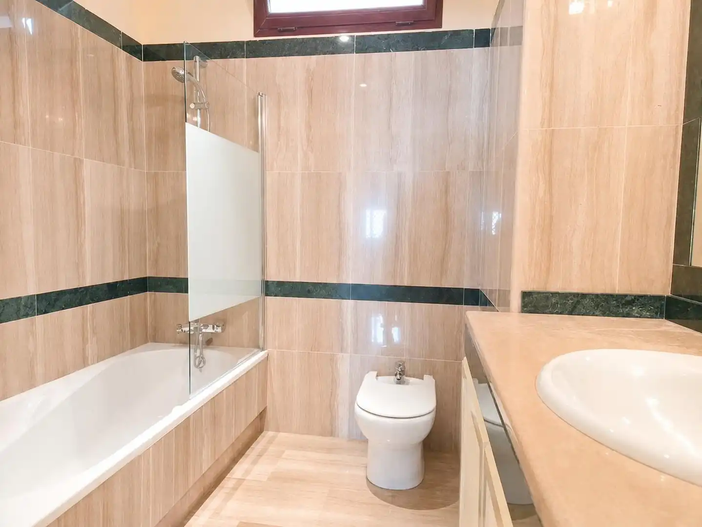 Badezimmer von Wohnung zum Verkauf in Benalmádena mit Klimaanlage, Privatgarten und Terrasse