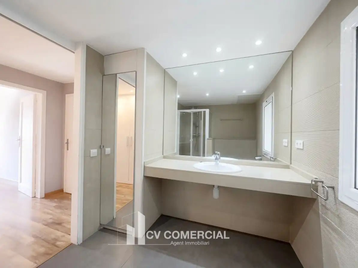 Piso con terraza en venta en Carrer del Comte d'Urgell, imagen 40
