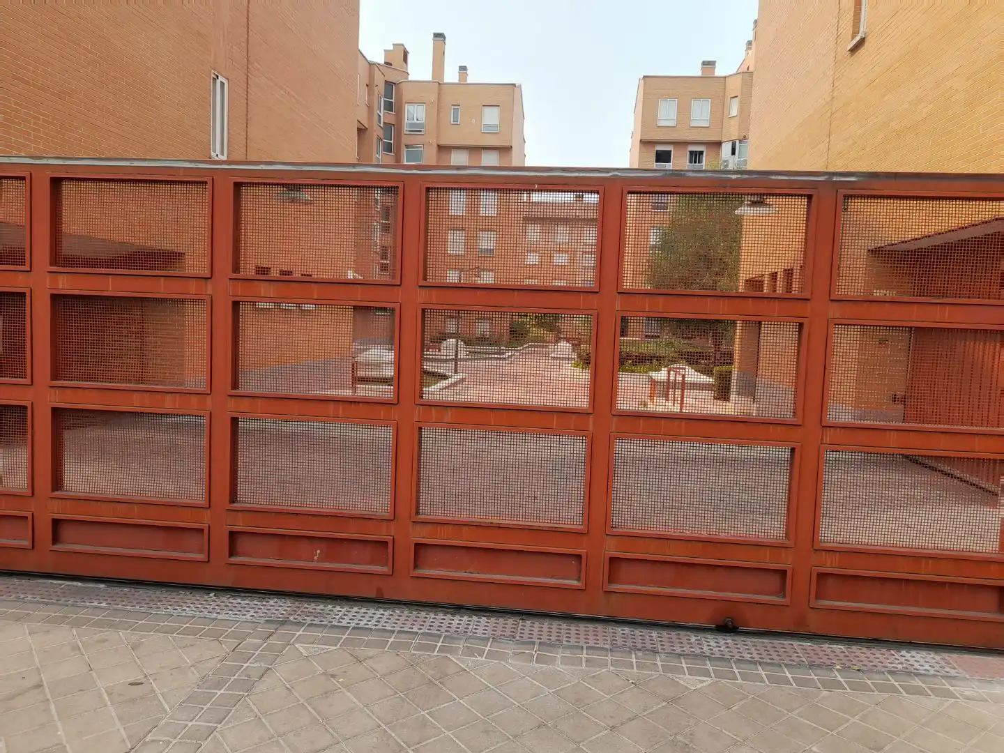 Parkplatz von Garage zur Miete in Madrid mit Alarm