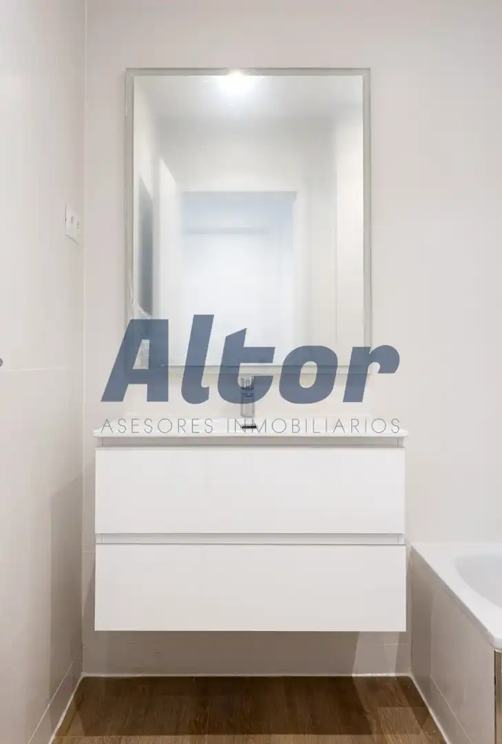 Bathroom of Flat for sale in Madrid  with Air Conditioner and Heating
