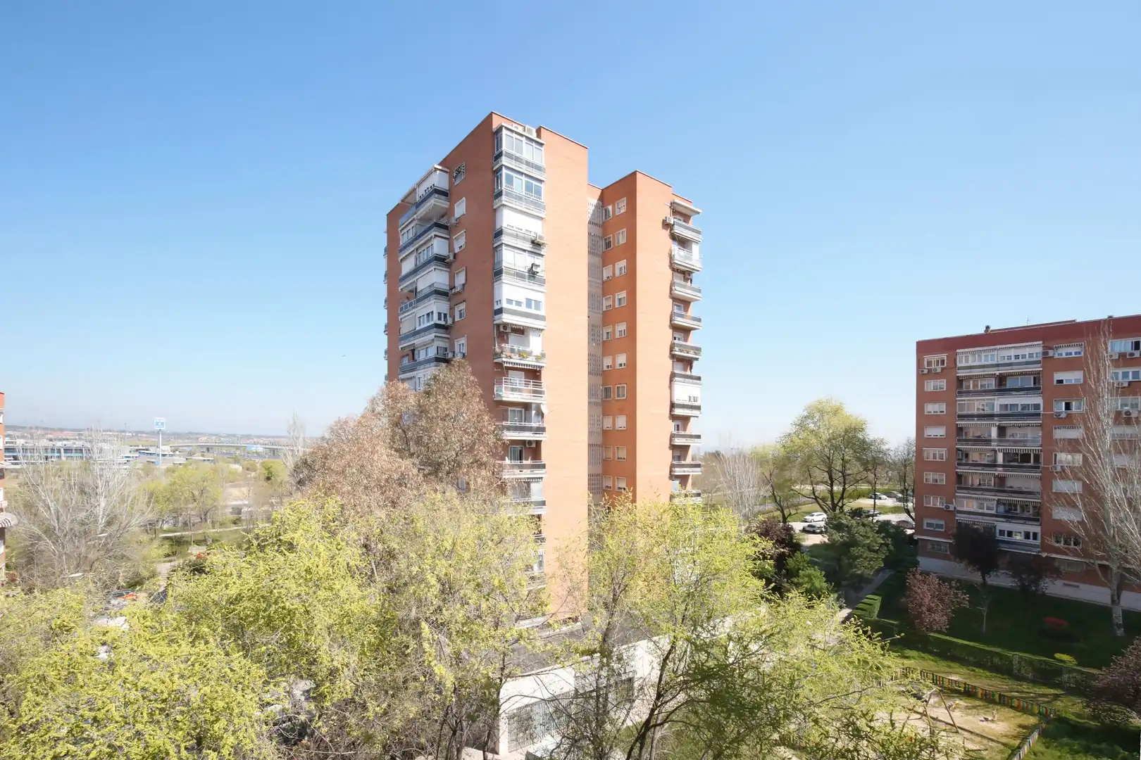 Außenansicht von Wohnungen zur Miete in Madrid mit Heizung, Terrasse und Ofen
