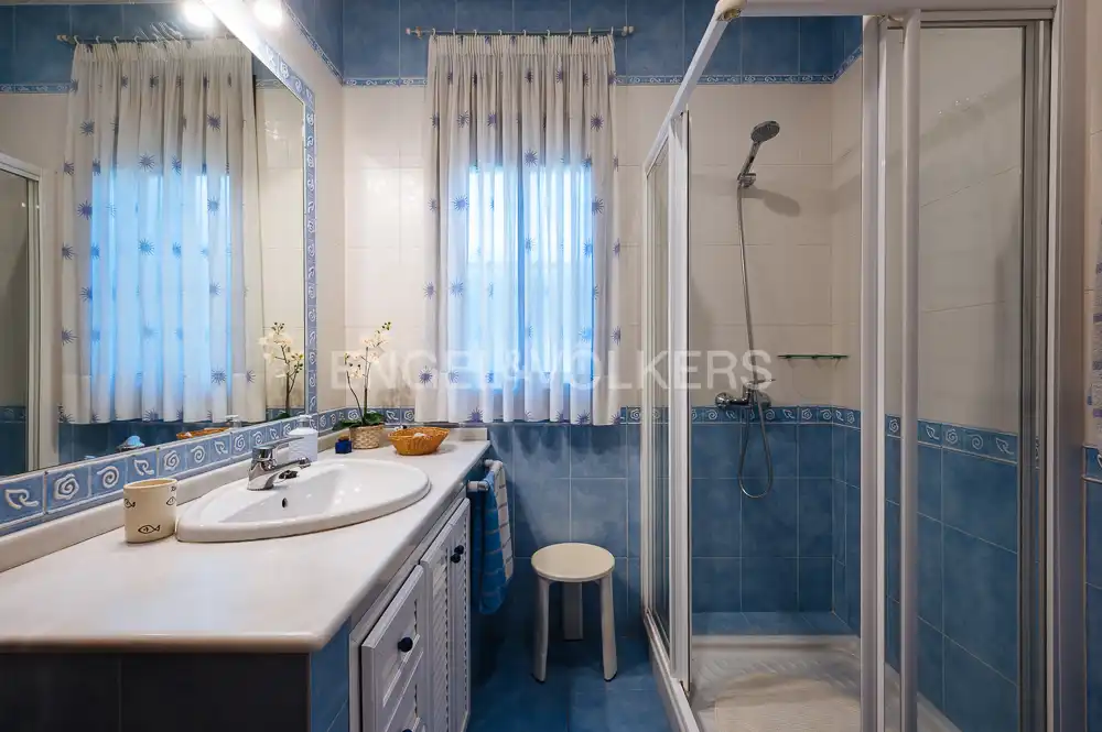 Baño de Casa o chalet en venta en Bormujos con Aire acondicionado, Calefacción y Jardín privado