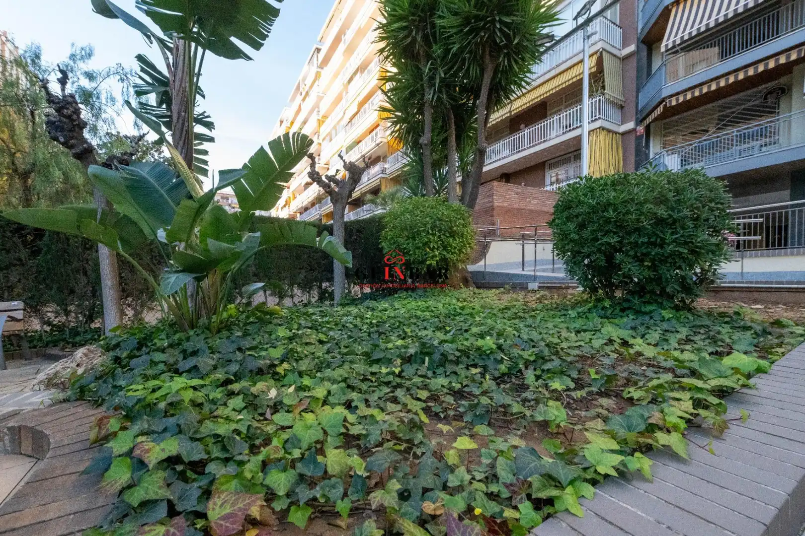 Außenansicht von Wohnung zum Verkauf in Barcelona mit Klimaanlage, Heizung und Privatgarten