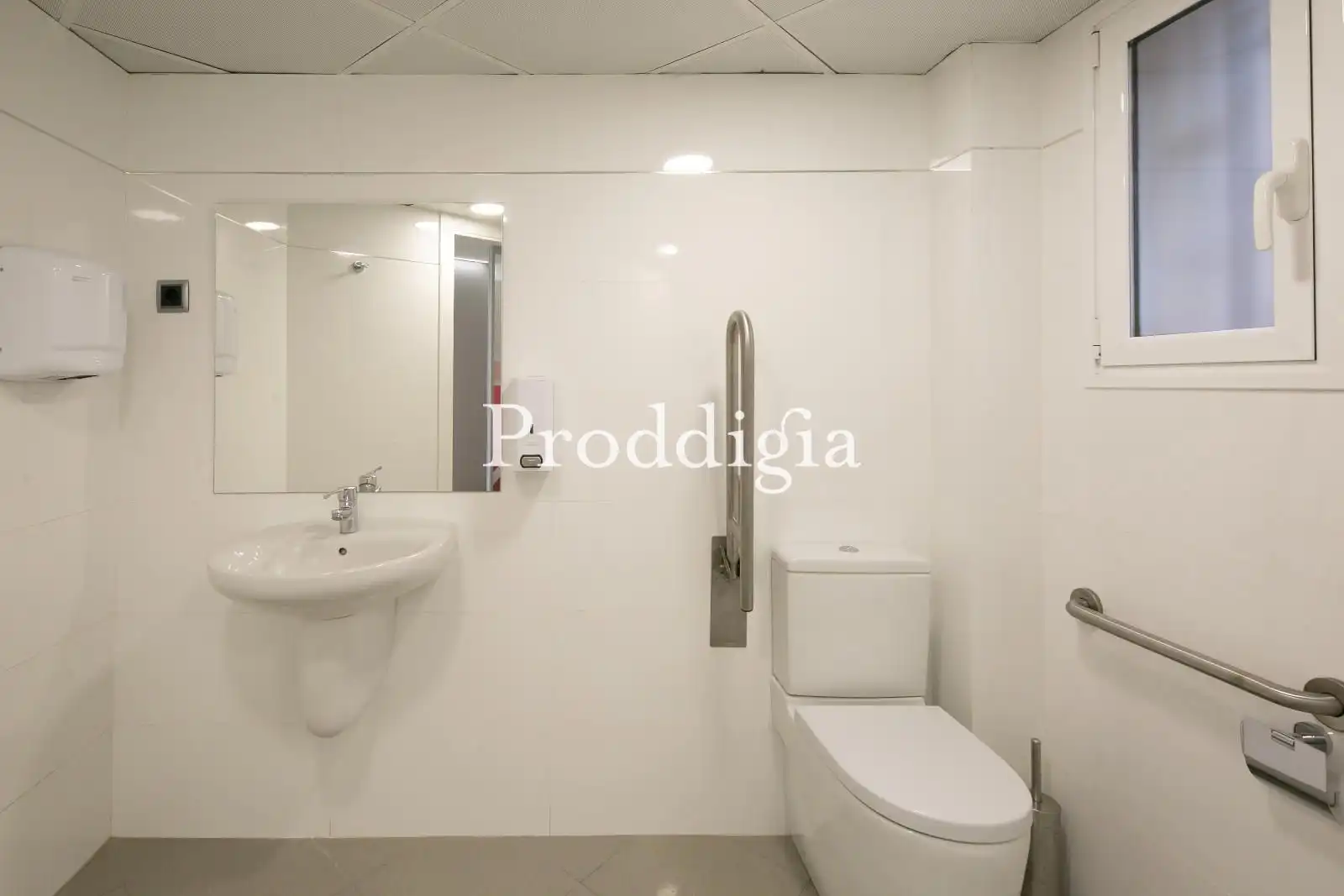 Baño de Oficina de alquiler en Barcelona con Aire acondicionado, Calefacción y Terraza
