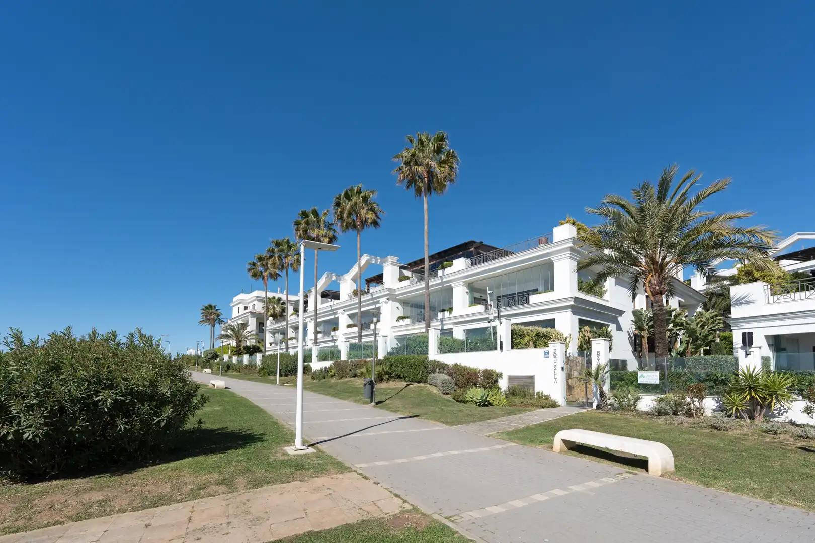 Vista exterior de Planta baja en venta en Estepona con Aire acondicionado, Terraza y Trastero
