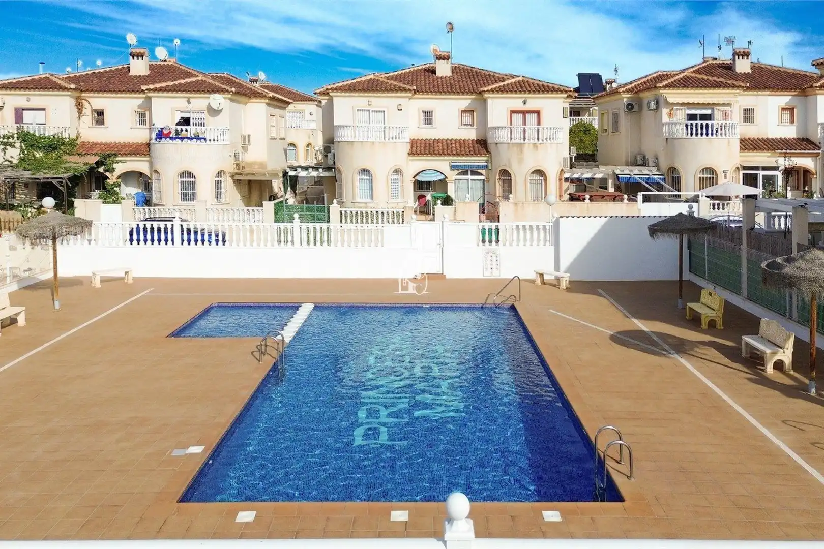 Piscina de Casa adosada en venda en Torrevieja amb Aire condicionat, Jardí privat i Terrassa