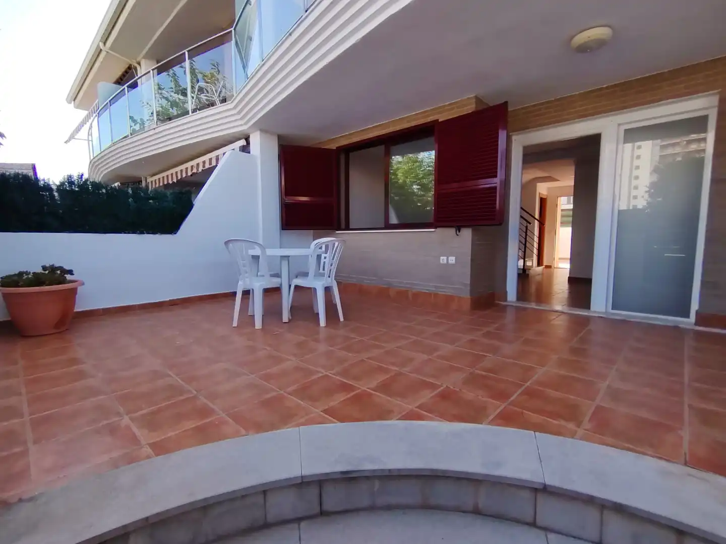 Terrasse von Einfamilien-Reihenhaus zum Verkauf in Oropesa del Mar / Orpesa mit Terrasse, Abstellraum und Ofen