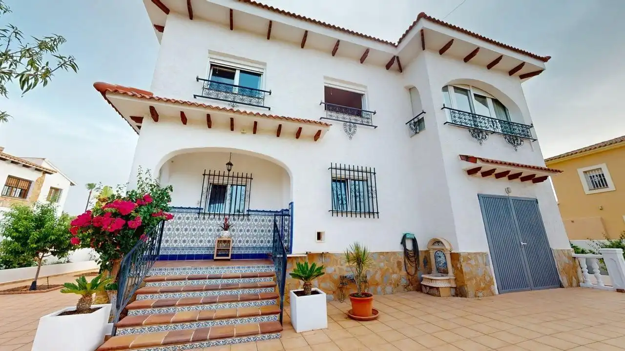 Vista exterior de Casa o xalet en venda en L'Alfàs del Pi amb Jardí privat, Terrassa i Traster