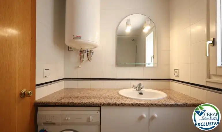 Bathroom of Apartments for sale in Llançà  with Air Conditioner, Heating and Terrace