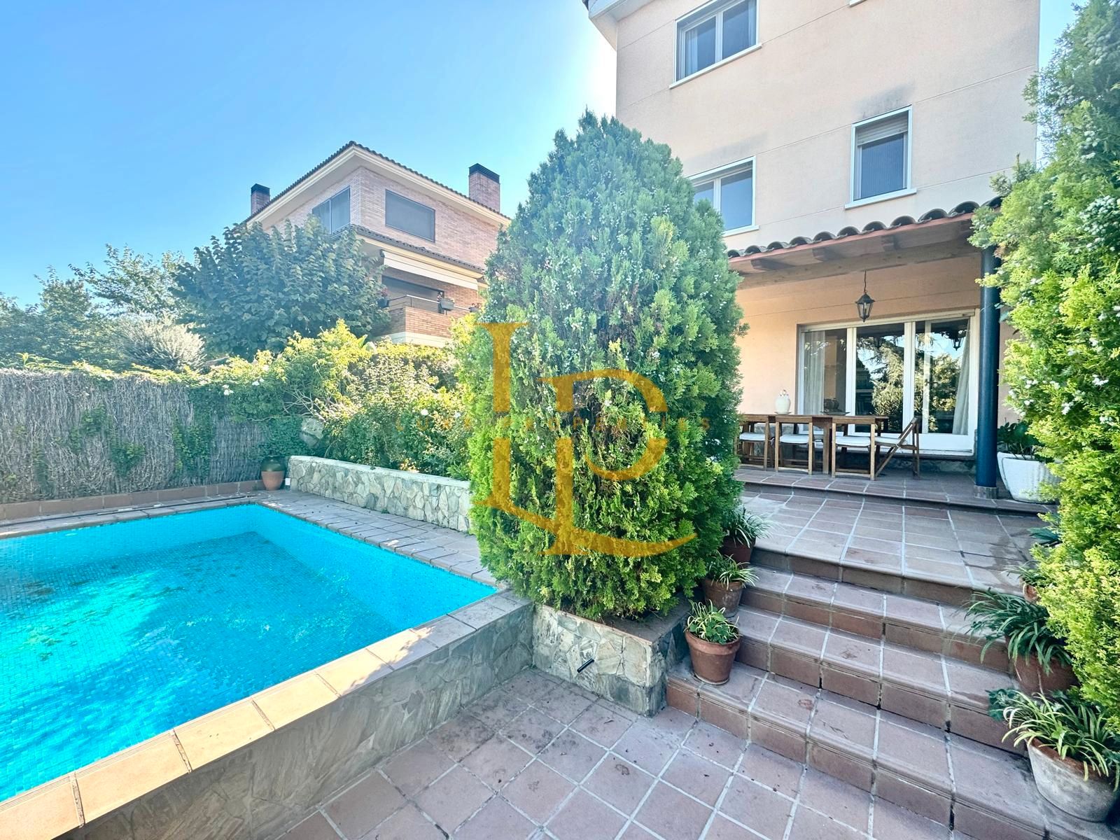 Vista exterior de Casa o xalet en venda en Sant Cugat del Vallès amb Aire condicionat, Calefacció i Jardí privat