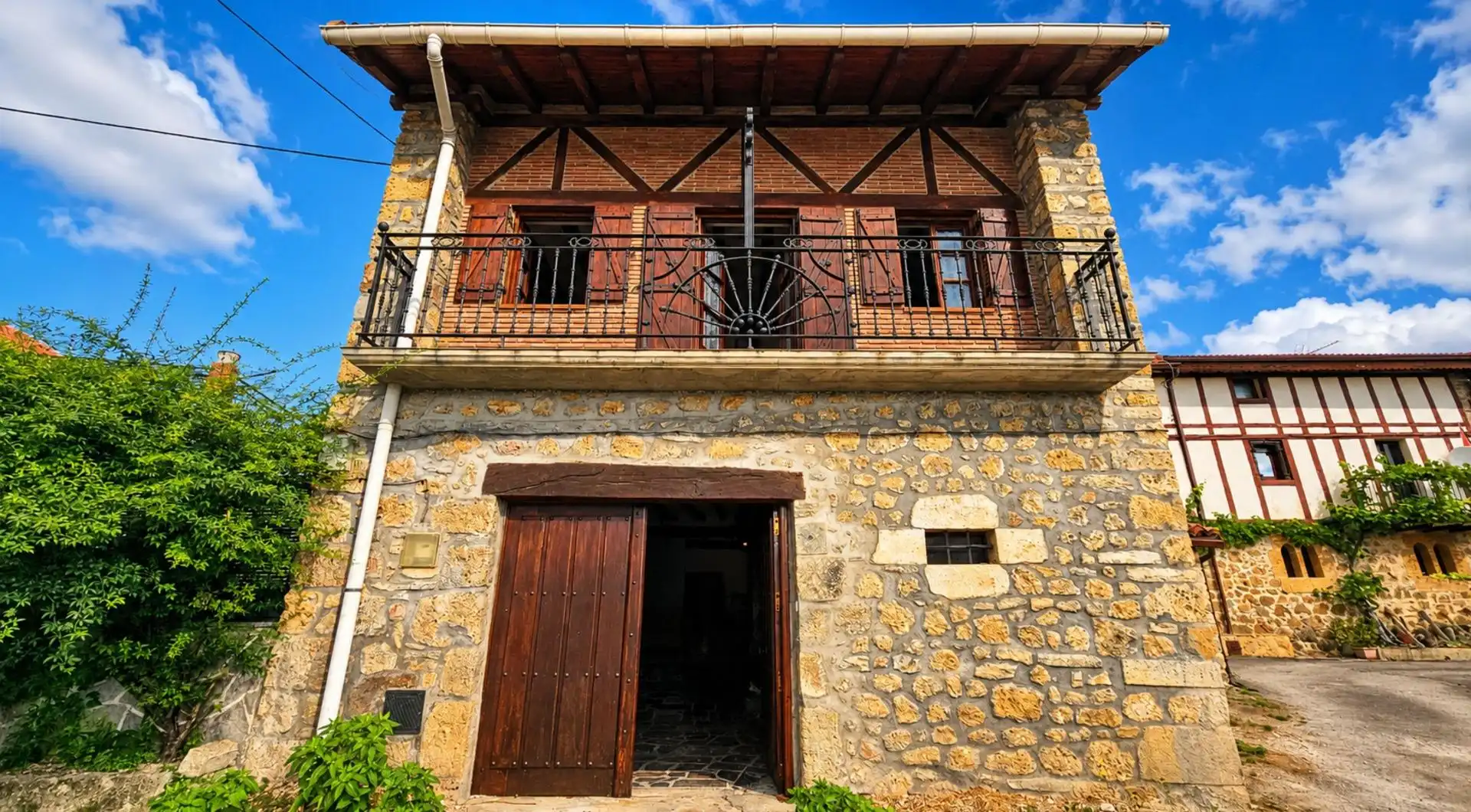 Vista exterior de Casa o xalet en venda en Valle de Mena amb Jardí privat, Traster i Balcó